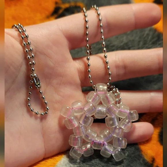 Glow in the dark star necklace - Picture 2 of 4